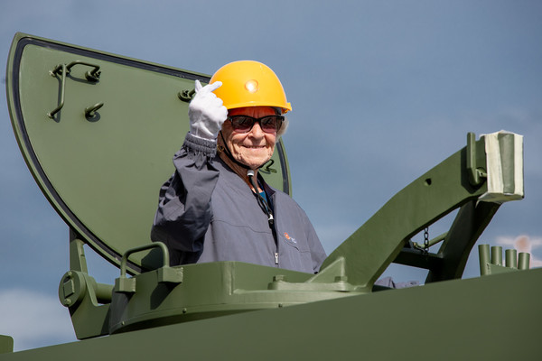 지난 19일 한화에어로스페이스 창원2사업장에서 진행된 '참전용사 재방한 행사'에서 미 해군의 병원선박인 ‘헤이븐(USS HAVEN)’에서 해군 간호사로 복무한 최고령 참석자 로이스 R. 귄(98)이 K9 자주포에 올라 기념촬영하고 있다. 사진=한화에어로스페이스