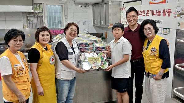 이동현 군 가족이 가족의 소비쿠폰을 모아 라면을 대한적십자사 서울지사에 기부했다.