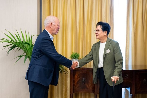 CJ그룹 이재현 회장이 영국 런던에서 스포츠 마케팅 전문가 마이클 페인 대표를 만나 악수를 나누고 있다. 사진=CJ그룹