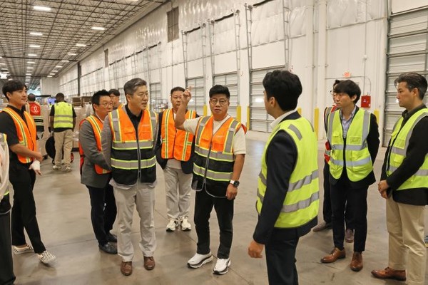 롯데글로벌로지스가 미국 최대 건강기능식품 판매 플랫폼 ‘아이허브(iHerb)’와 함께 미국 텍사스 주 댈러스-포트워스(DFW) 현지에 자동화 풀필먼트 센터를 구축하고 물류 운영을 한다고 22일 밝힌 가운데, 강병구 롯데글로벌로지스 대표이사(사진 가운데)가 현지시간 16일 DFW 풀필먼트센터 현장을 시찰하고 있다. 사진=롯데글로벌로지스