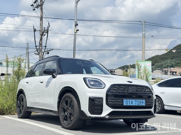 미니 컨트리맨 일렉트릭이 강원도 일대에 주차돼 있다. 사진=양정민 이코노믹리뷰 기자