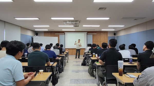 ㈜한화 건설부문은 지난 19일 대전역사 내 회의실에서 '협력사 안전관리자 전문화교육'을 실시했다고 22일 밝혔다. 사진=한화 건설부문