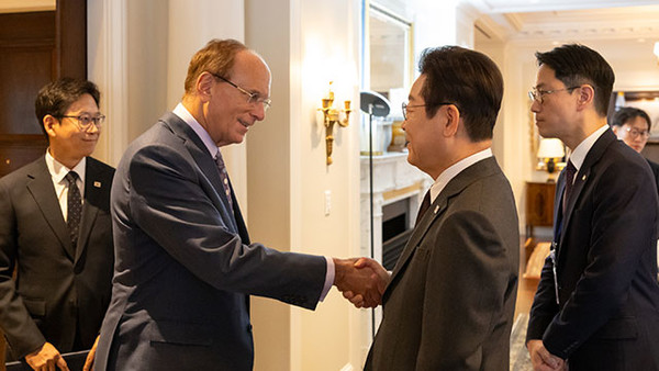 이재며 대통령과 래리 핑크 블랙록 회장(왼쪽). 사진=연합뉴스.