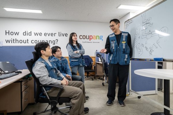 CFS 오토메이션 엔지니어들이 업무 아이디어를 나누고 있다. 사진=쿠팡