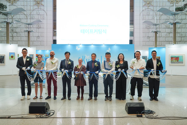 지난 22일 인천공항 제1여객터미널 밀레니엄홀에서 진행된 ‘한국-네덜란드 장애예술인 해외교류 전시회 「하늘산책(SKY WALK)」 개막식’에서 인천국제공항공사 이학재 사장(사진 가운데)과 전시회 참여작가 및 관계자들이 기념촬영을 하고 있다. 사진=인천국제공항공사