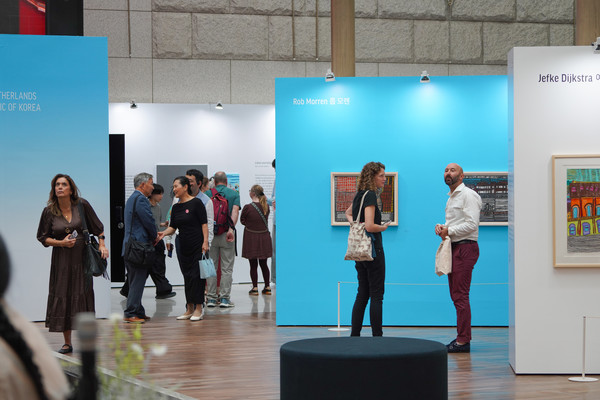 인천공항을 방문한 여객들이 ‘한국-네덜란드 장애예술인 해외교류 전시회 「하늘산책(SKY WALK)」 ’ 전시를 관람하고 있다. 사진=인천국제공항공사