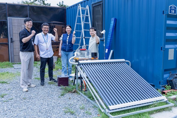 ESH가 태양광 집열 증발 방식을 기반으로 한 친환경 담수화 시스템과 함께 기념촬영을 하고 있다. 사진=한국수력원자력