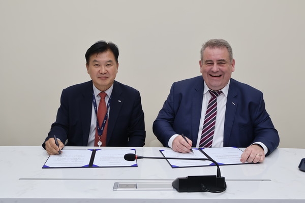 지난 22일 LIG넥스원 2판교하우스에서 박태식 LIG넥스원 미사일시스템사업부문장(왼쪽)과 하랄드 만하임 에어버스 DS 독일 대표(오른쪽)는 통합방공분야 협력합의서(TA)를 체결한 후 기념사진을 촬영하고 있다.