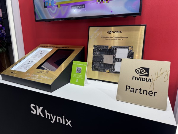 젠슨 황 엔비디아 CEO가 20일 오후 대만 타이베이 난강 전시관에서 개최된 '컴퓨텍스 2025'에서 SK하이닉스 부스를 찾아 전시된 HBM에 사인을 남겼다. 사진=연합뉴스