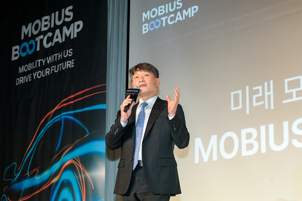 현대모비스 이규석 사장이 22일 개최된 ‘모비우스 부트캠프 1기’ 발대식에서 인사말을 하고 있다. 모비우스 부트캠프는 모빌리티 SW 분야 실무형 인재를 육성해 협력사 취업으로 연결하는 특화 교육 프로그램이다. 사진=현대모비스