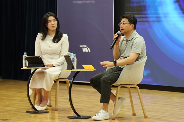 권오성 현대위아 대표가 23일 경기도 의왕시 현대위아 의왕연구소에서 열린 ‘CEO 타운홀 미팅’에서 사회자의 질문에 대답하고 있다. 사진=현대위아