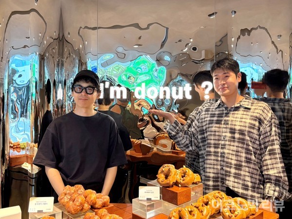 히라코 료타 셰프(왼쪽)와 강창민 에잇그라운드 대표가 ‘아임도넛? 성수점’에서 기념 촬영을 하고 있다. 사진=이코노믹리뷰 서예림 기자