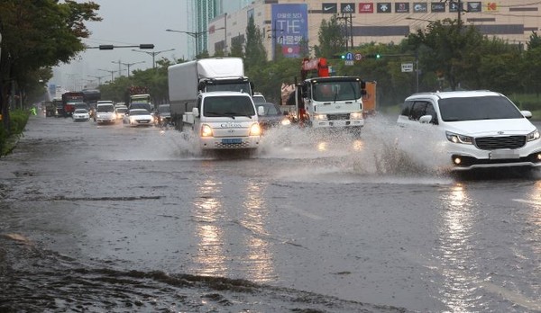 지난 17일 인천 서구 중봉대로가 침수돼 차들이 물보라를 일으키며 달리고 있다. 사진=연합뉴스
