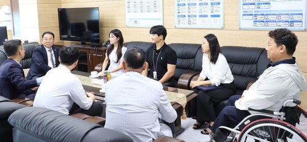 한전KDN의 전라남도장애인체육회 기부금 전달에 앞서 담소를 나누고 있다. 사진=한전KDN