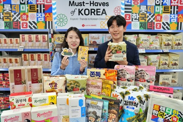 서울시 송파구에 위치한 롯데마트 제타플렉스 잠실점에서 ‘K푸드 페스타’를 홍보하는 윤여령 담당자(왼쪽)와 이의섭 담당자의 모습. 사진=롯데마트