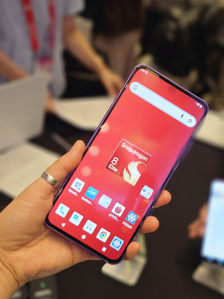 스냅드래곤8 엘리트 5세대가 들어간 레퍼런스폰. 사진=공동취재단