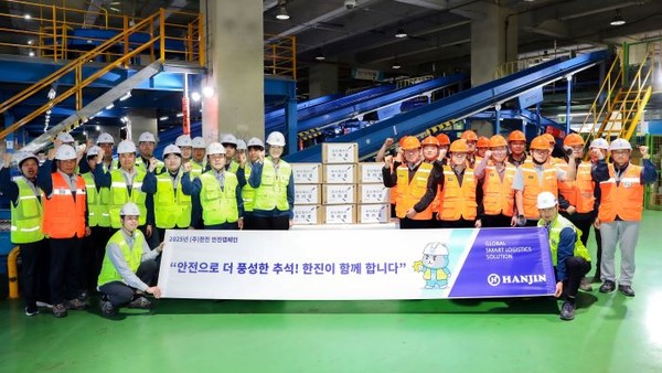 한진 임직원이 안전하고 원활한 추석 특수기 운영을 기원하며 기념촬영을 하고있다. 앞줄 왼쪽 6번째부터 노삼석 (주)한진 대표이사 사장, 조현민 (주)한진 사장. 사진=한진