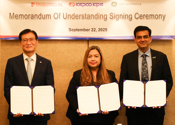 김홍연 한전KPS 사장(왼쪽)과 Noemi Moreno Panasia Energy CFO 겸 COO(가운데), Lalit Sankrani․GE Vernova 아태 총괄(오른쪽)이 3자 양해각서를 체결하고 기념촬영을 하고 있다. 사진=한전KPS