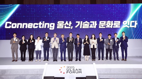 UECO에서 열린 ‘2025 울산포럼’에서 최창원 SK수펙스추구협의회 의장(오른쪽 8번째)과 이윤철 울산상공회의소 회장(오른쪽 7번째) 등 주요 참석자들이 기념촬영을 하고 있다. 사진=SK이노베이션