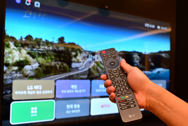 LG 이지 TV 홈화면과 리모컨. 사진=LG전자