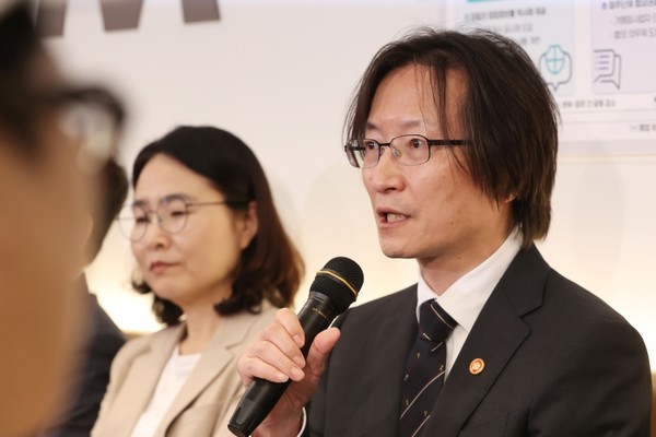 주병기 공정거래위원회 위원장이 23일 서울 마포구의 한 햄버거 프랜차이즈 매장에서 열린 가맹점주 권익강화 종합대책 관련 현장방문에서 인사말을 하고 있다. 사진=연합뉴스