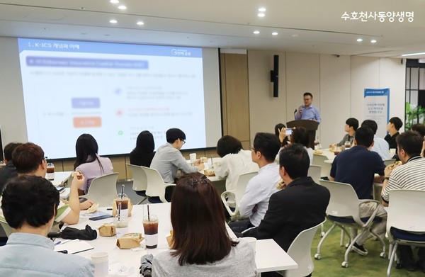 지난 24일 동양생명이 임직원 전문 역량 강화를 위해 개최한 브라운 백 미팅에서 임직원들이 강연을 듣고 있는 모습 . 사진제공=동양생명