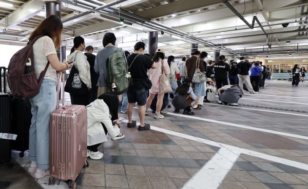 지난 23일 서울 중구 롯데면세점 명동점에서 중국인들이 입장을 위해 대기해 있는 모습. 사진=연합뉴스