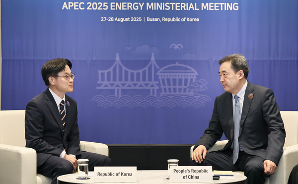 김정관 산업통상자원부 장관(왼쪽)이 부산 해운대구 파라다이스호텔에서 'APEC 에너지장관회의'에 참가한 왕훙즈 중국 에너지국 국장(장관급)과 양국의 에너지 정책 방향에 대해 면담하고 있다. 사진=연합뉴스