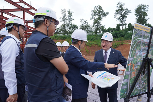 김용진 경기주택도시공사 사장이 주요 사업지를 방문해 현장중심의 업무보고를 받고 있다. 출처=GH