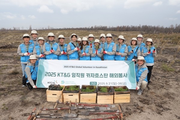 KT&G 국내 임직원 봉사단 및 카자흐스탄 현지채용 직원 등 18명이 카자흐스탄 산불 복구 작업을 위해 묘목 식재 봉사를 진행하고 기념 촬영을 하고 있다. 사진=KT&G