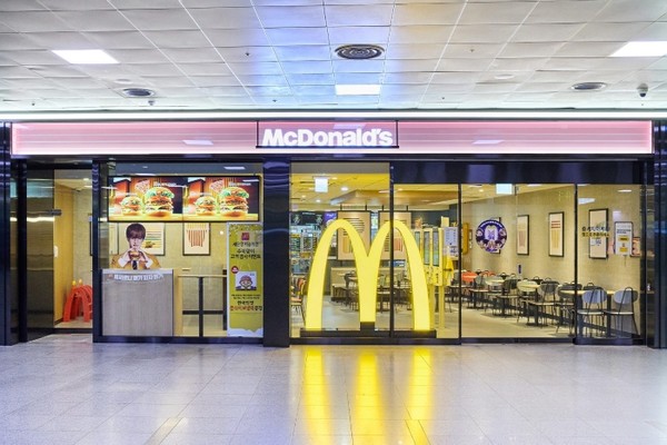 맥도날드가 26일 리뉴얼 오픈한 서울역점 매장 전경. 사진=맥도날드