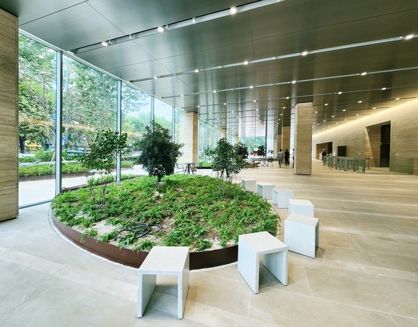 에스앤아이가 리모델링한 LG 마포빌딩 1층 전경. 사진=에스앤아이코퍼레이션