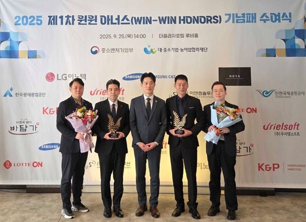 (왼쪽부터) 송진영 롯데온 윤리경영팀 팀장, 정진욱 롯데온 경영지원부문 부문장, 노용석 중소기업벤처부 차관. 박철민 해진식품 대표, 손찬배 롯데온 윤리경영팀 책임이 지난 25일 서울 중구 더 플라자호텔에서 열린 중소벤처기업부가 주관하고 대중소기업농어업협력재단이 수행하는 ‘윈윈 아너스’에서 기념사진을 촬영하고 있다. 사진=롯데온