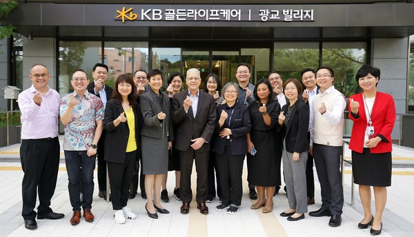 KB골든라이프케어 광교 빌리지 벤치마킹 투어 단체사진. 사진제공=KB라이프