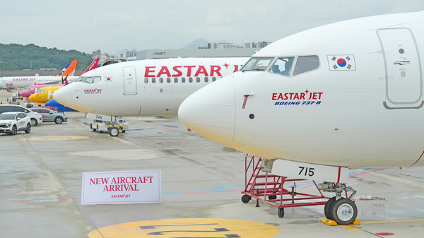 이스타항공의 17, 18호기가 김포국제공항 계류장에 나란히 주기돼 있다. 사진=이스타항공