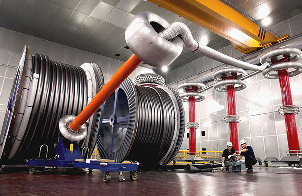 LS전선 직원이 구미 공장에서 초고압 직류(HVDC) 케이블을 테스트하고 있다. 사진=LS전선