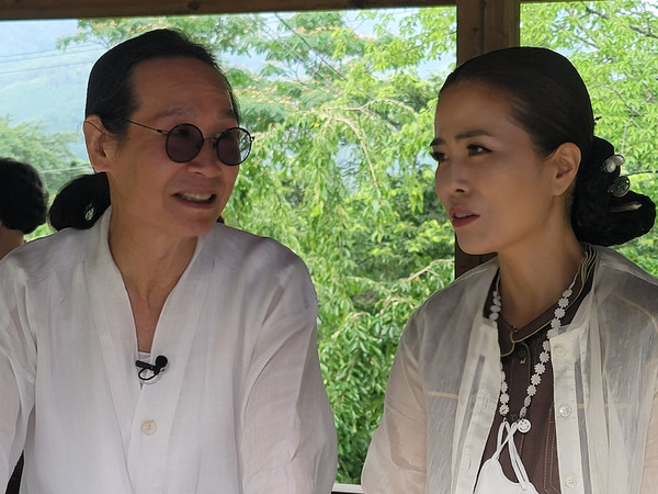 (왼쪽부터) 박록담 한국전통주연구소 소장, 송영숙 선릉아트홀 대표. 사진 제공 = 송영숙 선릉아트홀 대표.