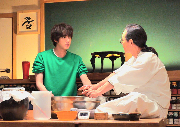 박록담 소장과 BTS 진이 전통주를 담그고 있다. 사진 제공 = 송영숙 선릉아트홀 대표.