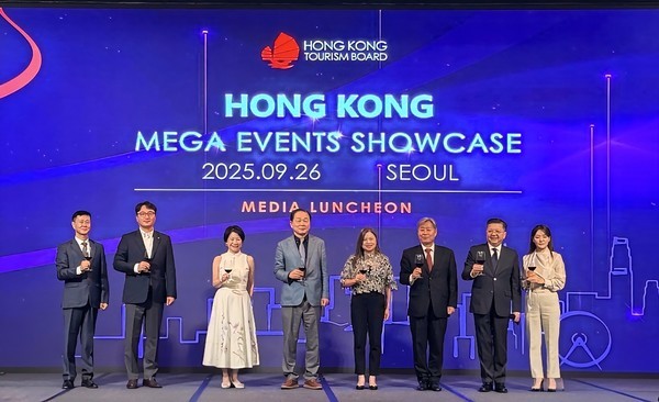 9월 26일 JW 메리어트 동대문 스퀘어 서울에서 열린 ‘홍콩 메가 이벤트 쇼케이스 미디어 런천’에서 주요 참석 인사들이 건배 세레모니를 하고 있다. (왼쪽부터) ▲김윤호 홍콩관광청 한국지사장 ▲박찬욱 CJ ENM 컨벤션사업부장 ▲비비안 섬 홍콩 문화체육관광국 상임차관 ▲길기연 서울관광재단 대표이사 ▲로사나 로 홍콩 문화체육관광국 장관 ▲이진석 한국여행업협회 회장 ▲앤서니 라우 홍콩관광청 청장 ▲박은영 셰프.  (사진=김연제 기자)