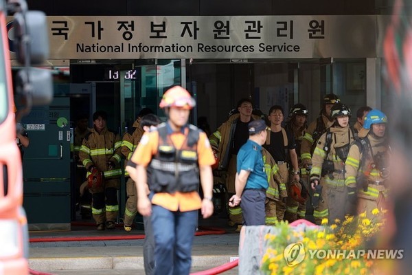 27일 대전 유성구 국가정보자원관리원(국정자원)에서 소방대원이 오가고 있다.전날 정부 전산시스템이 있는 국정자원에서 무정전·전원 장치(UPS)용 리튬이온 배터리 화재가 발생해 정부 전산 서비스가 대규모로 마비됐다. 사진=연합뉴스.