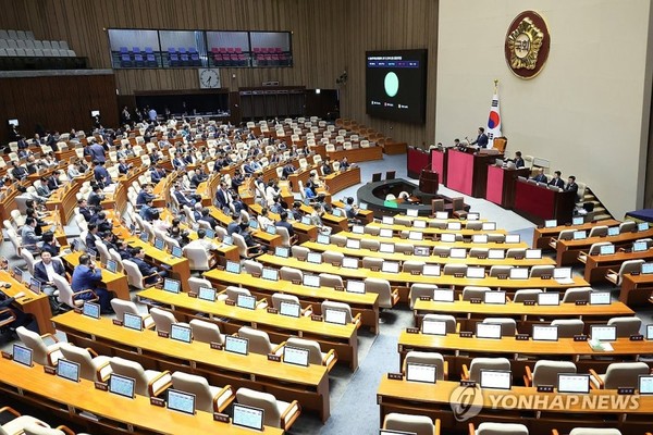27일 서울 여의도 국회에서 열린 본회의에서 방송미디어통신위원회의 설치 및 운영에 관한 법률안이 통과되고 있다. 사진=연합뉴스.