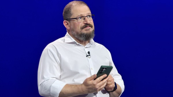 크리스티아노 아몬 퀄컴 CEO가 AI 에이전틱 전략을 공개하고 있다. 사진=최진홍 기자