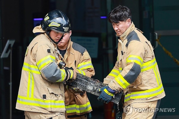지난 27일 대전 유성구 국가정보자원관리원(국정자원)에서 소방대원이 불에 탄 배터리를 옮기고 있다. 전날 정부 전산시스템이 있는 국정자원에서 무정전·전원 장치(UPS)용 리튬이온배터리 화재가 발생해 정부 전산 서비스가 대규모로 마비됐다. 사진=연합뉴스.