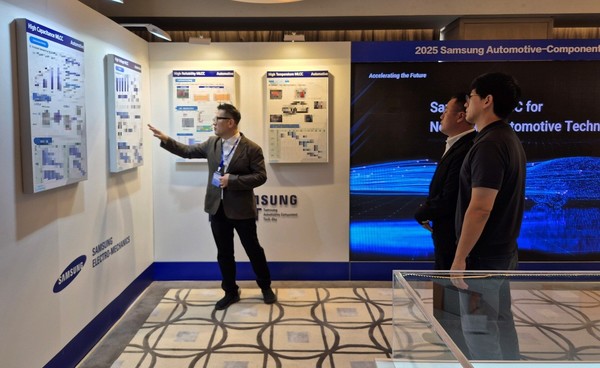 2025 SAT에서 삼성전기 직원이 고객에게 제품을 설명 중이다. 사진=삼성전기