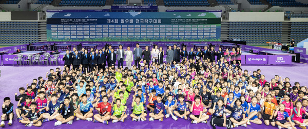 조원태 한진그룹 회장, 조현민 (주)한진 사장 등 한진그룹 관계자와 유승민 대한체육회장이 행사 참석자들과 함께 기념사진을 촬영하는 모습. 사진=한진그룹