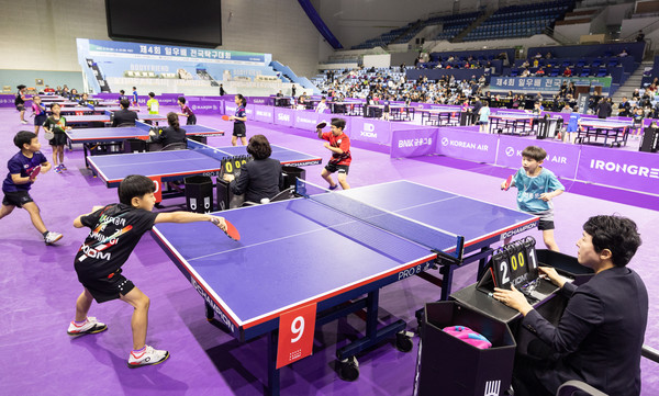 故 조양호 한진그룹 선대회장의 호를 딴 ‘일우(一宇)배 전국 탁구대회’가 지난 9월 27일(토)부터 28일(일)까지 양일간 인천 계양체육관에서 개최됐다.  '제 4회 일우배 전국탁구대회'에 참가한 선수들이 경기를 하는 모습. 사진=한진그룹