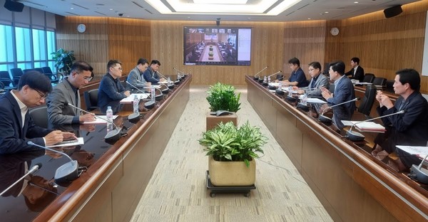 BNK금융그룹(회장 빈대인·오른쪽 두번째))이 국가정보자원관리원 화재로 인한 정부기관 서비스 중단 사태와 관련해 28일 그룹 차원의 위기상황관리체위원회를 긴급 소집해 실시간 현황을 점검하고 대응방안을 논의 하고있다. 사진=BNK금융그룹.