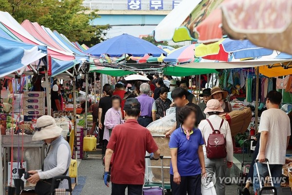 추석 앞두고 붐비는 전통시장.사진=연합뉴스.