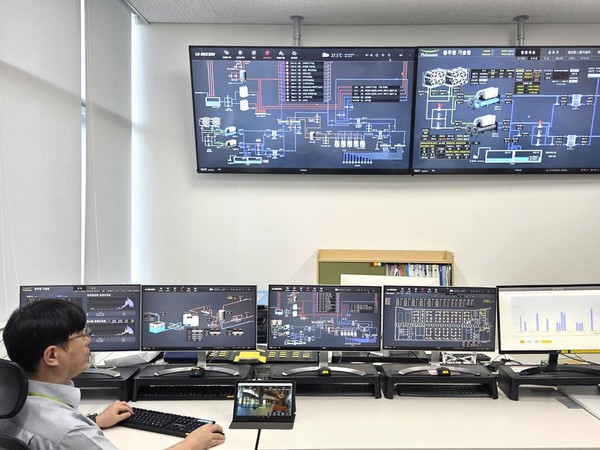 LG전자 건물에너지관리시스템(BEMS)이 설치된 풀무원기술원이 건물에너지관리시스템(BEMS) 설치확인 1등급을 재획득했다. 직원이 풀무원기술원의 에너지 흐름을 모니터링하고 있다. 사진=LG전자