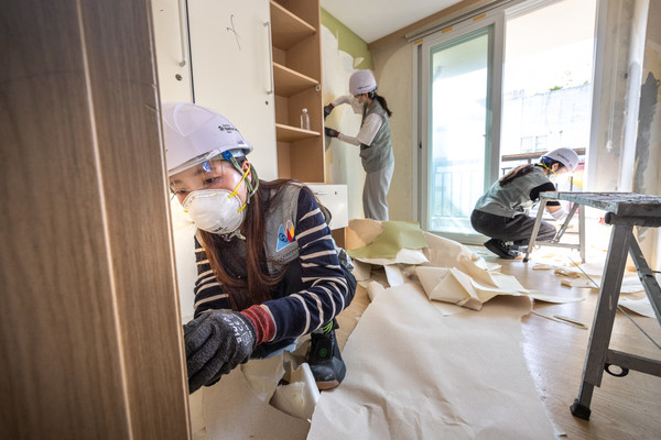 대한항공은 지난 26일 서울 강서구 지온보육원에서 지역 아동을 위한 주거환경 개선 봉사활동을 실시했다. 사진은 봉사활동에 참여한 대한항공-아시아나항공 양사 임직원 20여 명이 노후화된 벽지 교체 등을 지원하고 기념사진을 촬영하는 모습. 사진=대한항공